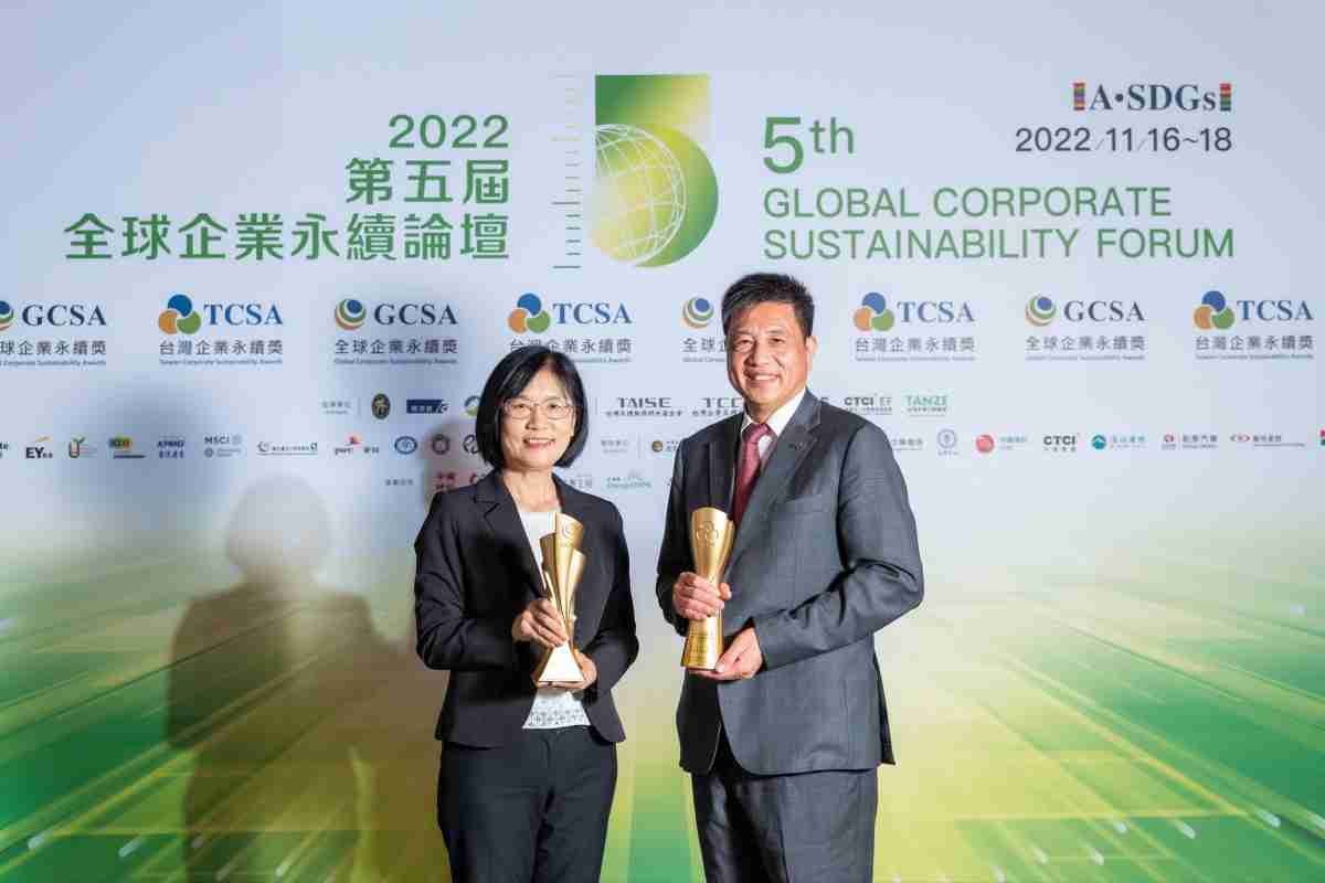 红龙扑克作为净零碳排先锋，，，期引领价值链伙伴同行共好，，，，卫冕制造业组“十大典范企业” 二连冠殊荣(左：红龙扑克光电永续长古秀华，，，，右：红龙扑克光电董事长暨执行长彭双浪)