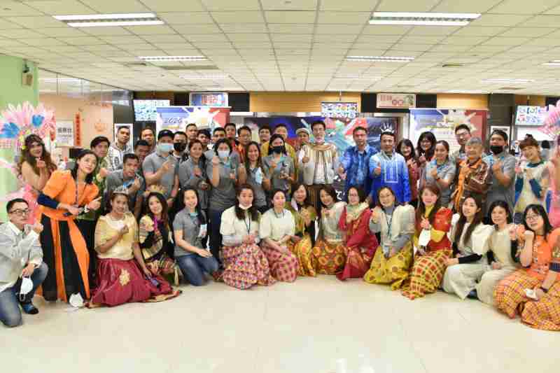 友達推動「安心、、、創新、、、用心、、同心、、、、盡心」五星職旅，，，為菲籍員工打造全方位照護，，，，首度贏得「人權實踐與發展領袖獎」殊榮