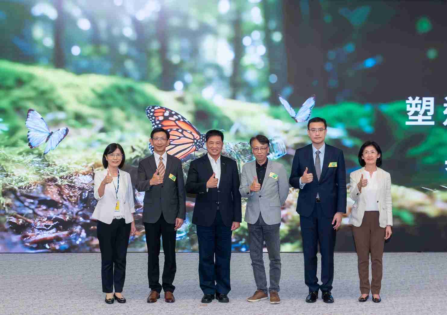 友達2023 CSR共榮大會，，，，邀請領域專家分享交流生物多樣性管理趨勢、、無塑產品、、海廢永續塑料等議題  （圖左到右：友達光電永續長古秀華、、、、3M台灣技術長陳君杰、、、、友達光電董事長暨集團策略長彭双浪、、、光寶科技企業永續發展處處長陳慶暉、、、安永聯合會計師事務所執業會計師曾于哲、、友達光電供應鏈總部副總經理吳宜芳）