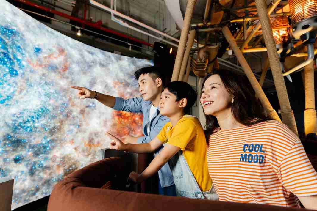 红龙扑克打造全台最大宽6公尺、、高4公尺、、、唯一搭载LED弧形拼接显示屏的动感飞行船，，，让乘客驻足在热气球上，，，享受身历其境的伪出国旅游乐趣