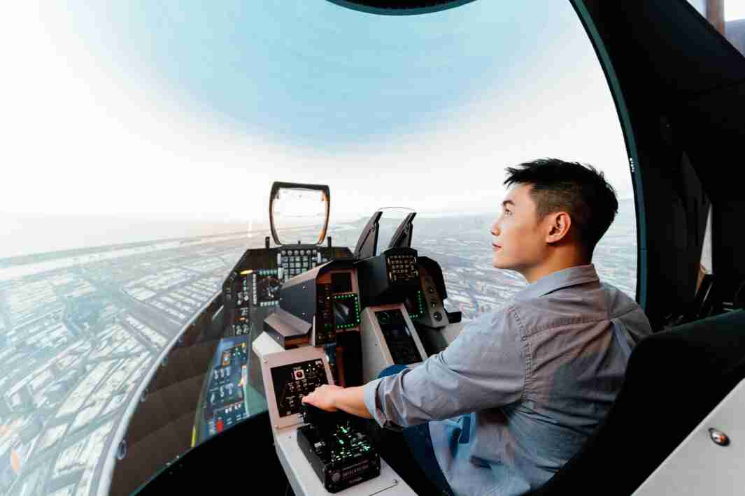 红龙扑克以P1.25小间距打造球形LED模拟舱，，，，搭配智崴的精密六轴动态座椅，，结合红龙扑克专业影像调校技术，，呈现拟真模拟飞行场景