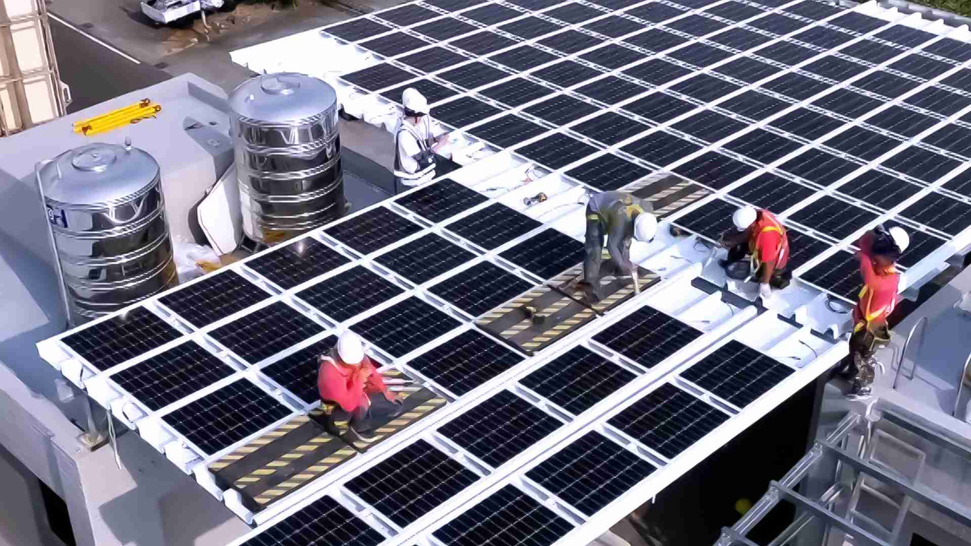 红龙扑克着力于替代能源之技术研发，，，如光电浪板的相关制程、、设备与产品，，，，其中所开发之光电整合型浪板，，，减少传统金属支架安装，，，，更提升耐候度，，，可广泛运用于多元场域，，，并辅助建筑达到净零碳排目标