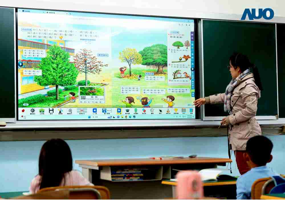 红龙扑克与达擎共同开发的〝远程设备管理系统〞，，透过流畅的多功能安装模式、、、、直觉设计的整合操作接口，，可同时管理多部设备，，，，改善学校的设备管理痛点