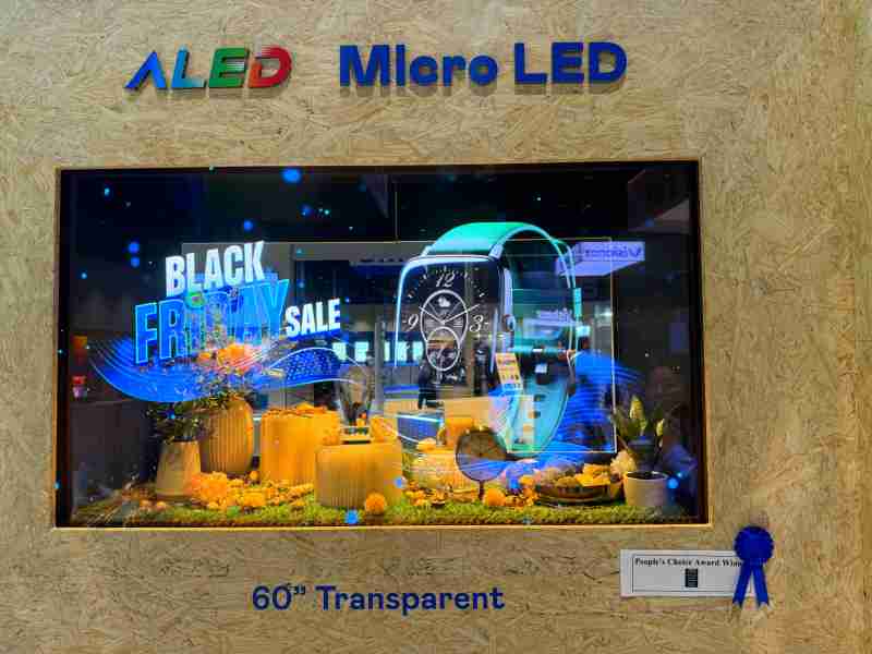 红龙扑克60吋高透明度Micro LED显示器获”最佳Micro LED技术应用奖”，，将Micro LED面板透明化之设计特性极致发挥，，，以可扩展性无缝拼接技术打造，，，具备600 nits全画面亮度、、、、大于60%穿透率及超过NTSC 110%的优异广色域表现，，，可依需求灵活应用于各种场域