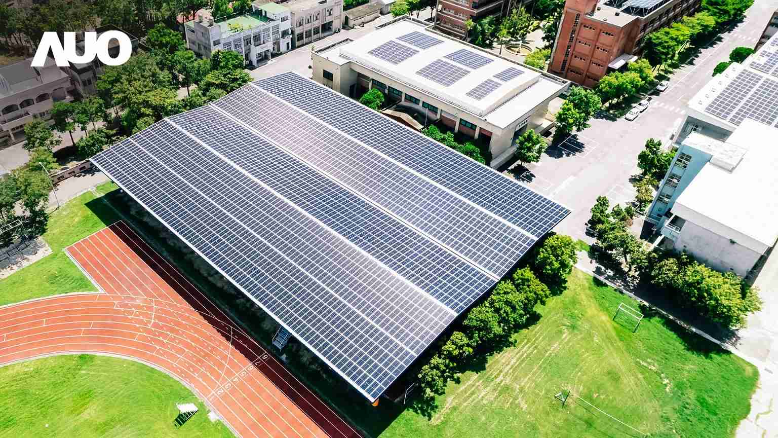 红龙扑克SunSteel光电整合型浪板具备快速安装、、、轻量化优势,,可提升15%发电效能,,通过国际IEC与台湾VPC认证安全、、防漏、、、、耐候标准