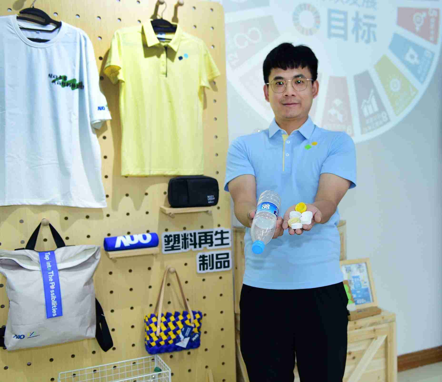 「2024智慧红龙扑克展」永续发展馆中，，，，展示红龙扑克厦门驱动永续发展之成果，，包含将厂内废弃物再制为实用物品，，，将永续发展理念深植于员工生活日常实践