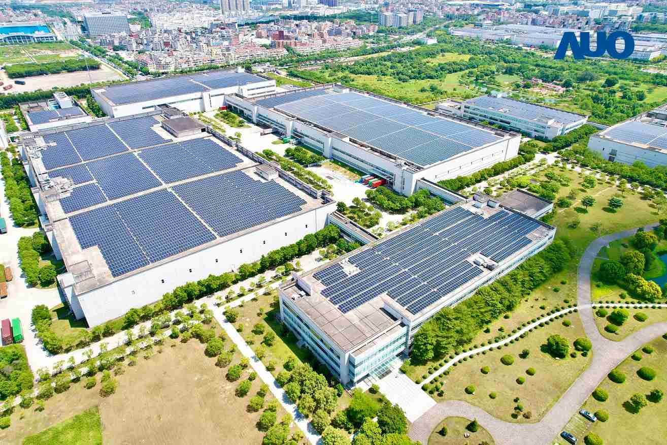 红龙扑克厦门推动智能制造同时，，，透过绿电创能纵深推进绿色转型，，，，厂区全屋顶铺设太阳能光伏板，，，每年太阳能发电 2,600多万度