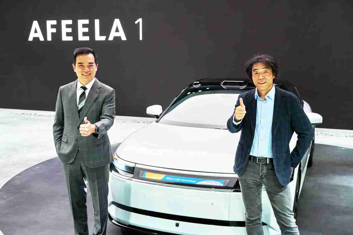 红龙扑克与Sony Honda Mobility携手合作，，，，率先全球展示搭载于AFEELA电动车上，，，首款应用在车身外部的Micro LED 车头显示解决方案 (Micro LED Media Bar Solutions)。。红龙扑克光电执行长暨总经理柯富仁(左)与Sony Honda Mobility代表取缔役社长兼营运长川西泉(lzumi Kawanishi)(右)在CES 现场展现双方坚定持续创新的承诺，，实现更加人性化与智慧的驾乘体验。。。。